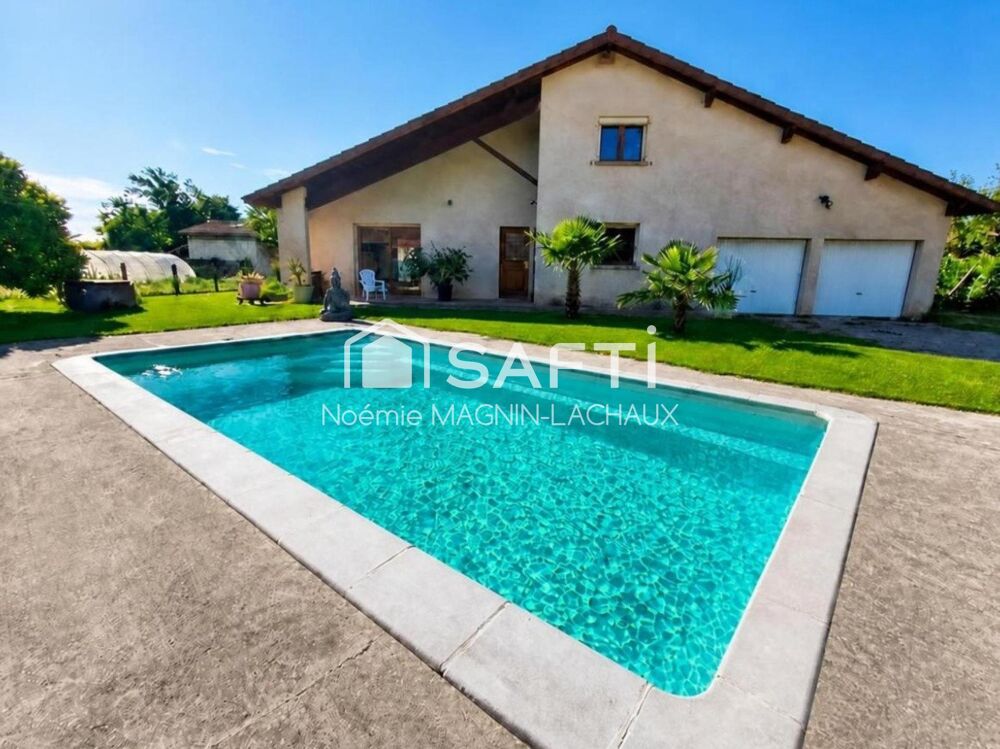 Très belle maison familiale de plain-pied avec piscine et double garage, idéale pour profiter d'un cadre de vie confortable et c