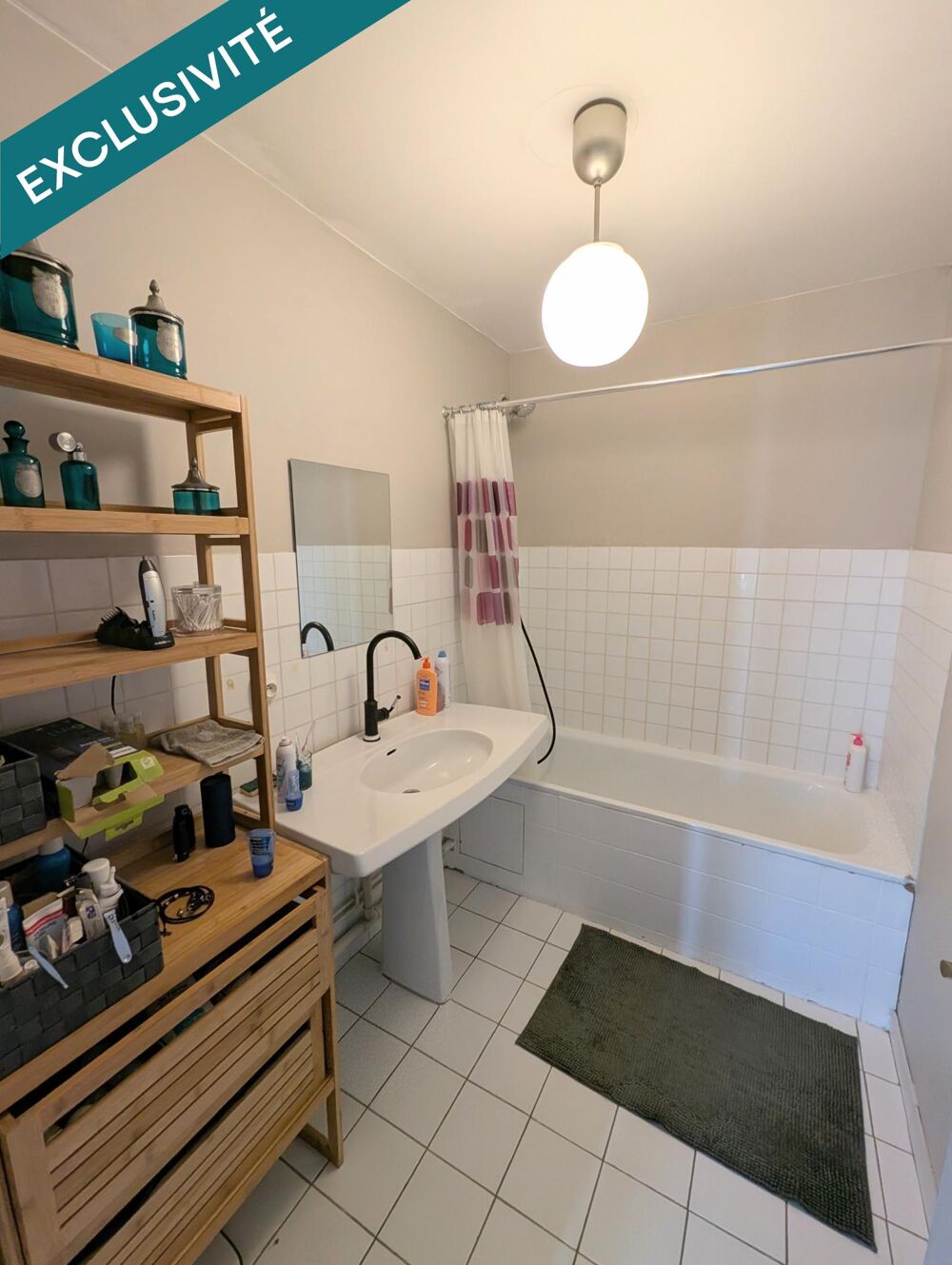 Grand appartement T3 de 83 m2 avec balcon et garage fermé.