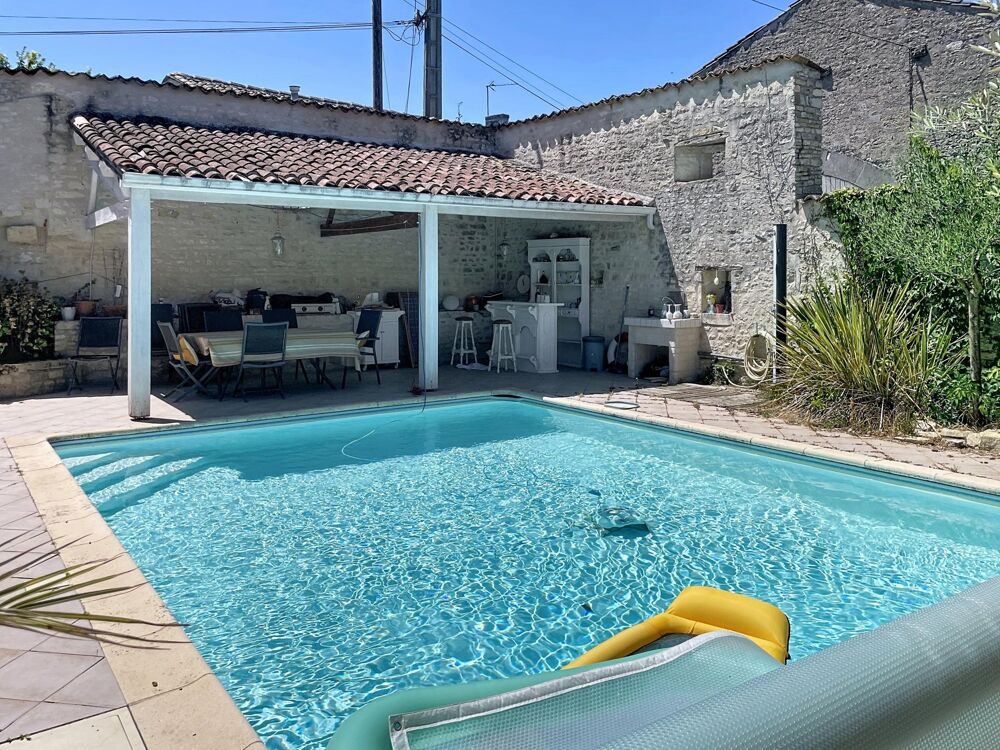 Vente Maison A Chassors, grande maison de charme avec garage,piscine, jardin clôturé. Chassors