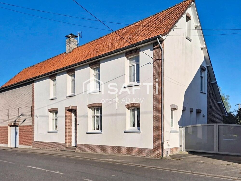 Laissez vous séduire par cette élégante maison de maitre plain pied alliant charme, volumes généreux et cadre de vie paisible