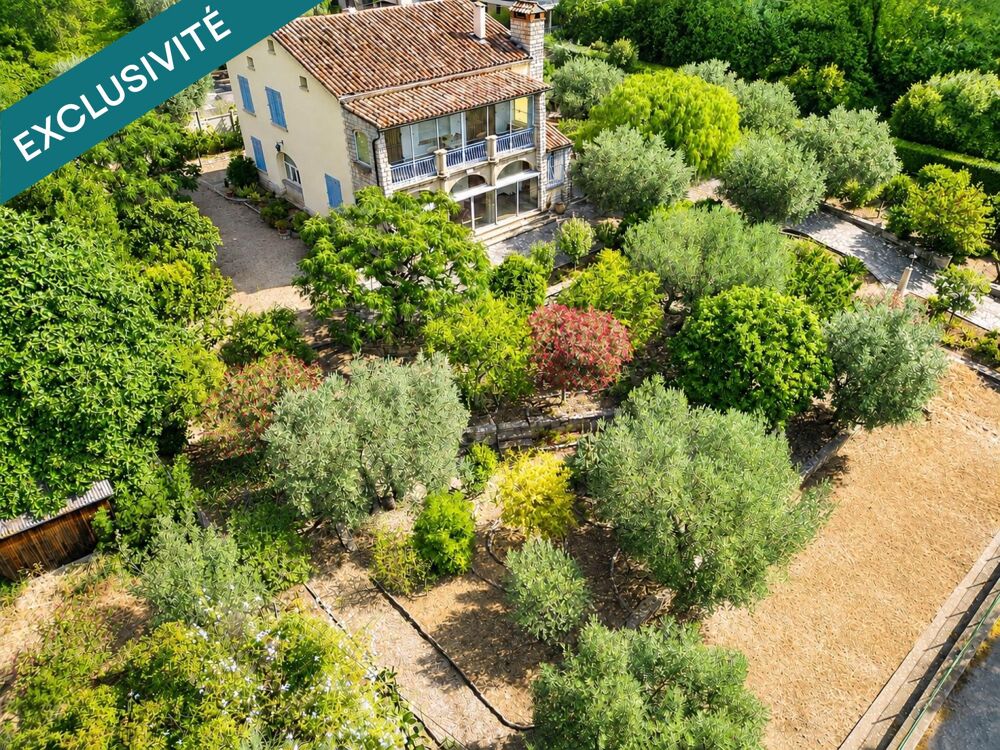 Vente Maison L'EXCEPTION PREND TOUT SON SENS LORSQU'UNE ADRESSE RÉUNIT EMPLACEMENT, VUE ET PATRIMOINE. SANARY-SUR-MER Sanary-sur-mer