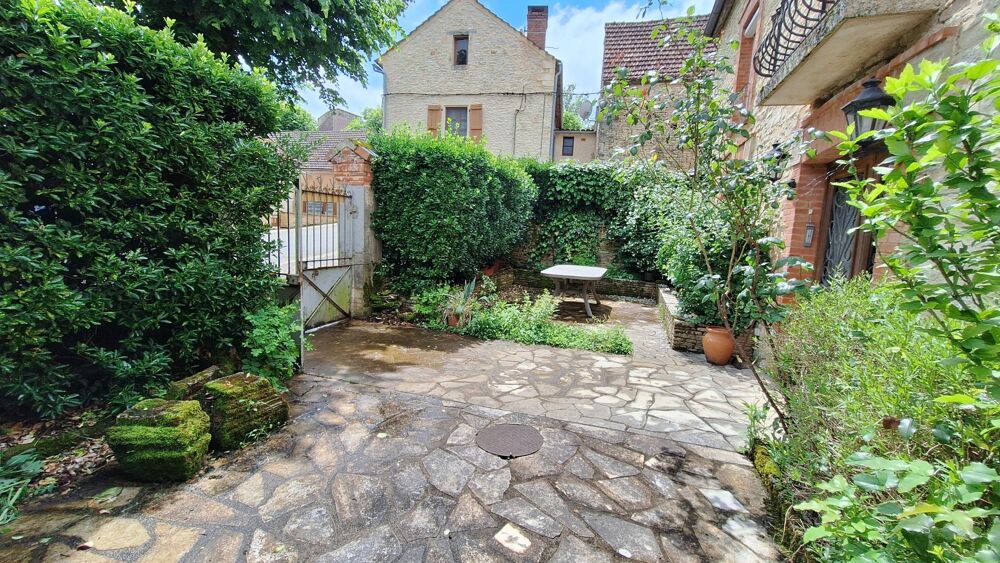 Belle maison de village en pierre avec cour, Garage et Terrain