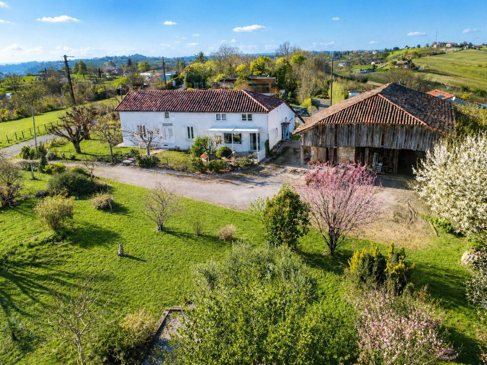 Maison rénovée avec studio indépendant, grand hangar et vue dominante