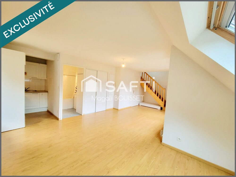 Appartement T3 duplex de 51m², une terrasse avec vue sur le Venasque, deux chambres et une salle d'eau et une salle de bain, une