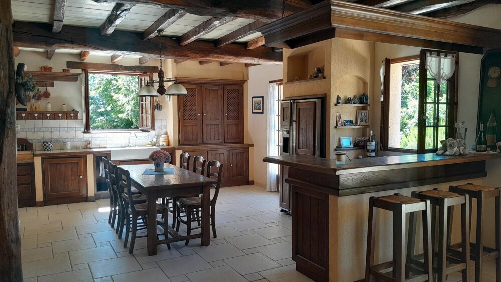 Vente Maison Description de cette maison de 278 m² avec piscine et terrain de plus de 7000 m² Castelnau-magnoac