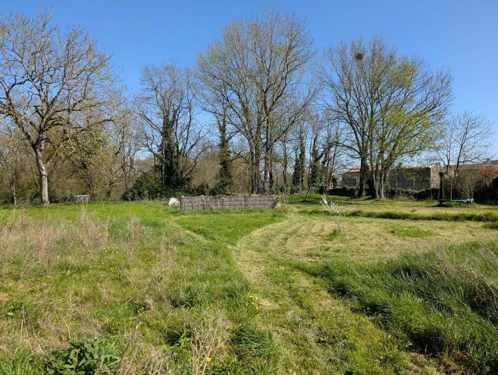 Vente Terrain Terrain de 1 800 m² constructibles à Vouillé Vouille