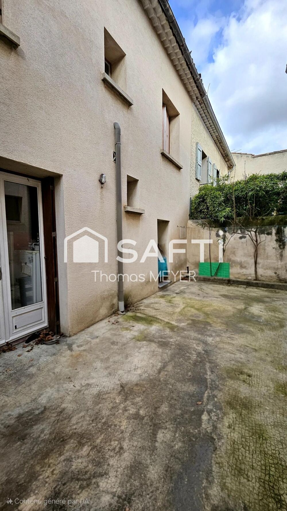 Maison de village avec grand garage et terrasse !!