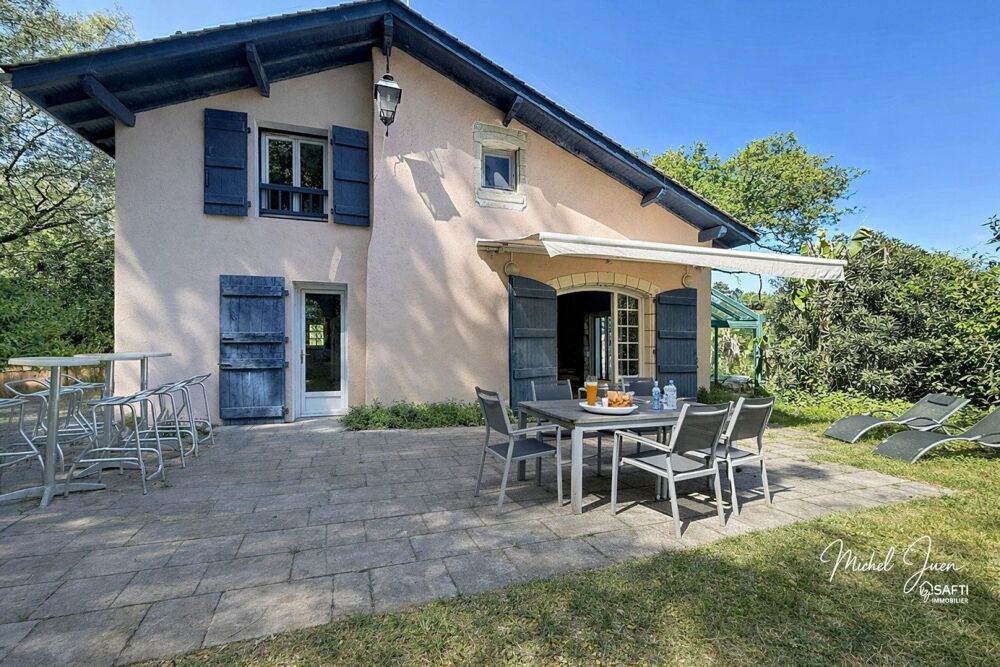 Maison de caractère avec beaux volumes, au coeur dun environnement rare
