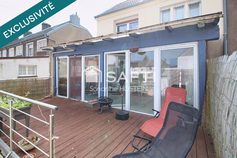 Maison libre 3 côtés avec 4 chambres, terrasse, jardin et 3 garages!