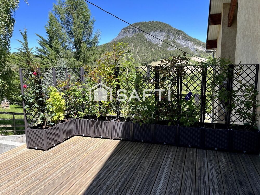 Appartement de 121m² avec mezzanine terrasse et parking dans une maison divisée en 2 logments