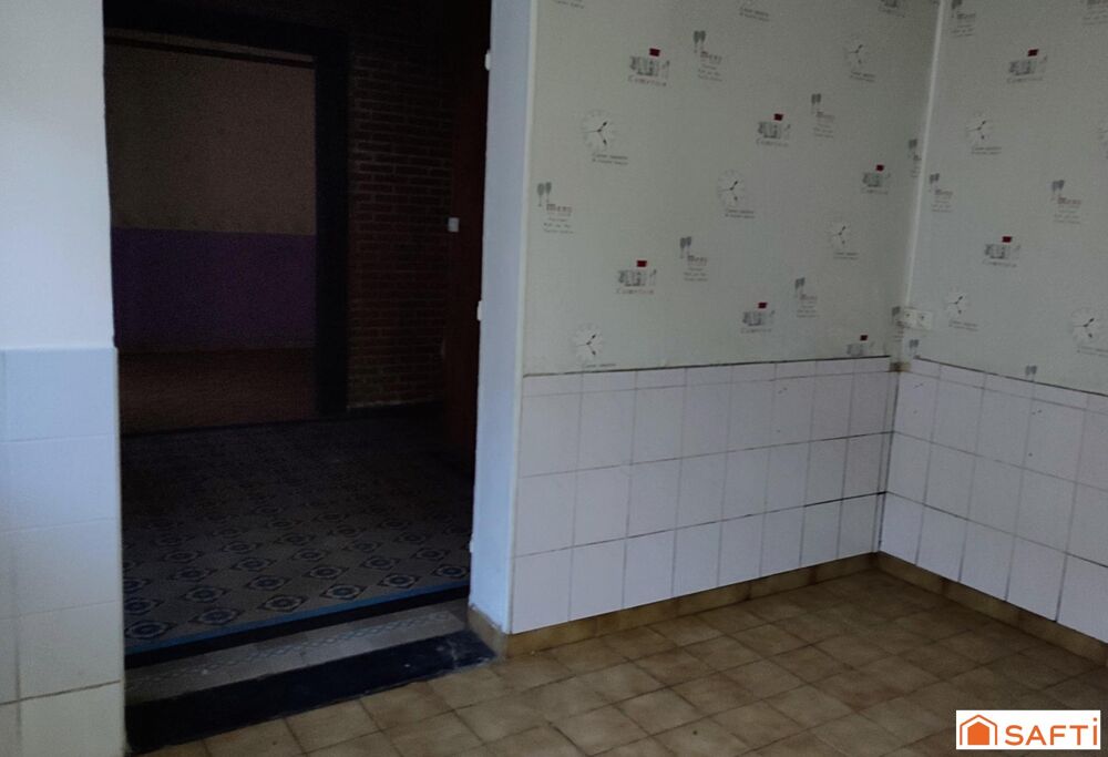 Maison mitoyenne avec travaux à réaliser, idéale pour famille ou investisseur.