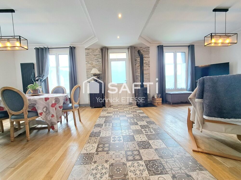 Maison 4 chambres, séjour-salon 40 m2, deux salles de bains, 131 m2 au sol, sous-sol total.