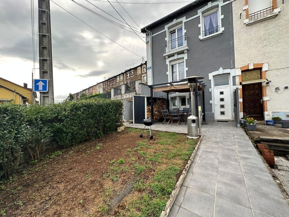 Coquette maison mitoyenne d'un côté, avec meubles sur mesure, 2 chambres jardin, insert bois