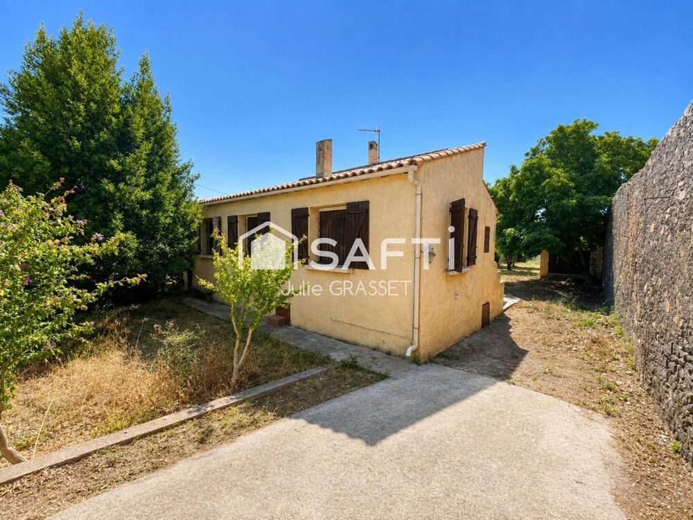 Maison de plain pied sur un grand terrain dans un environnement calme