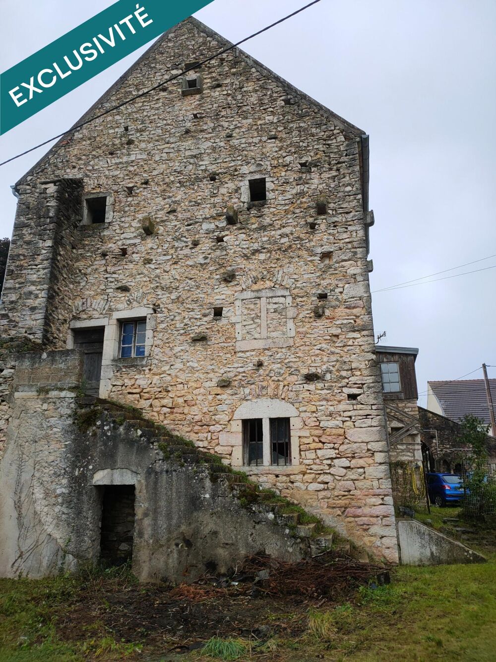 Maison en pierre de caractère à rénover  Centre-ville de DAMPARIS ( JURA )
