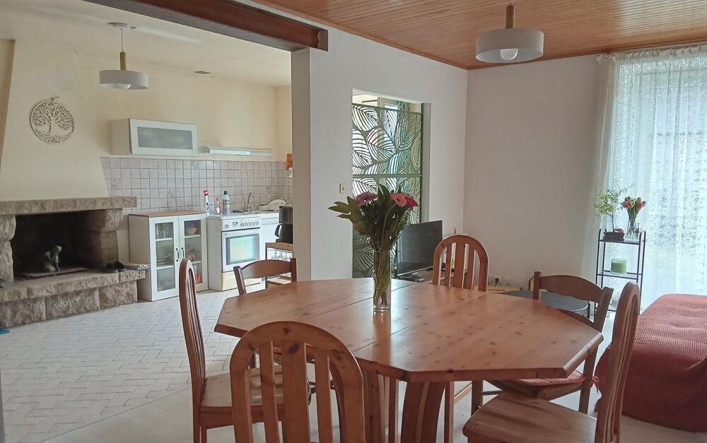 A rénover pour une surface totale d' environ 130 m2