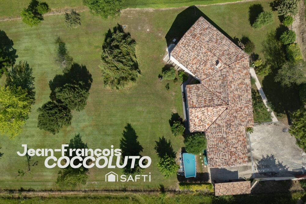 Belle contemporaine dans un environnement paisible