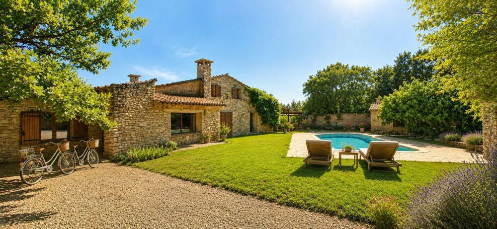Au pied de Gordes, propriété de caractère composée de 2 maisons en pierre sur 2500 m² de terrain, idéale pour projet familial ou