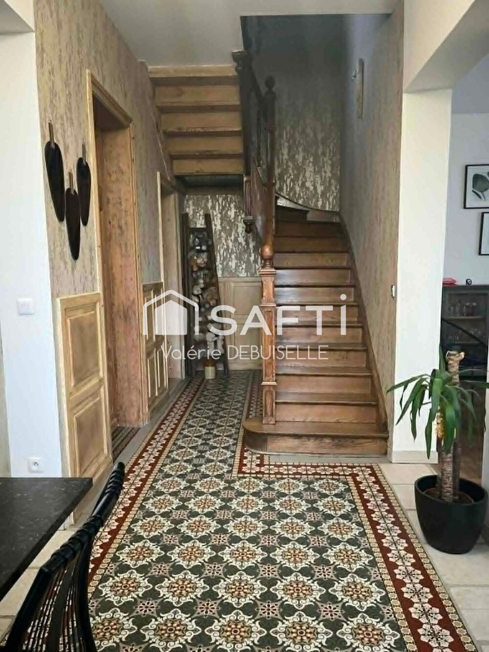 Rare sur le secteur. Une maison qui a traversé le siècle et qui n'attend plus que vos valises.