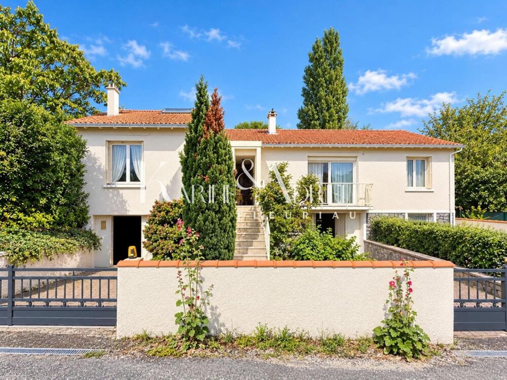 Vente Maison SPACIEUX PAVILLON FAMILIAL DE 130 M2 AVEC SOUS-SOL TOTAL,GARAGES ET PARC ARBORÉ DE 1560 M2 Saint-michel-le-cloucq