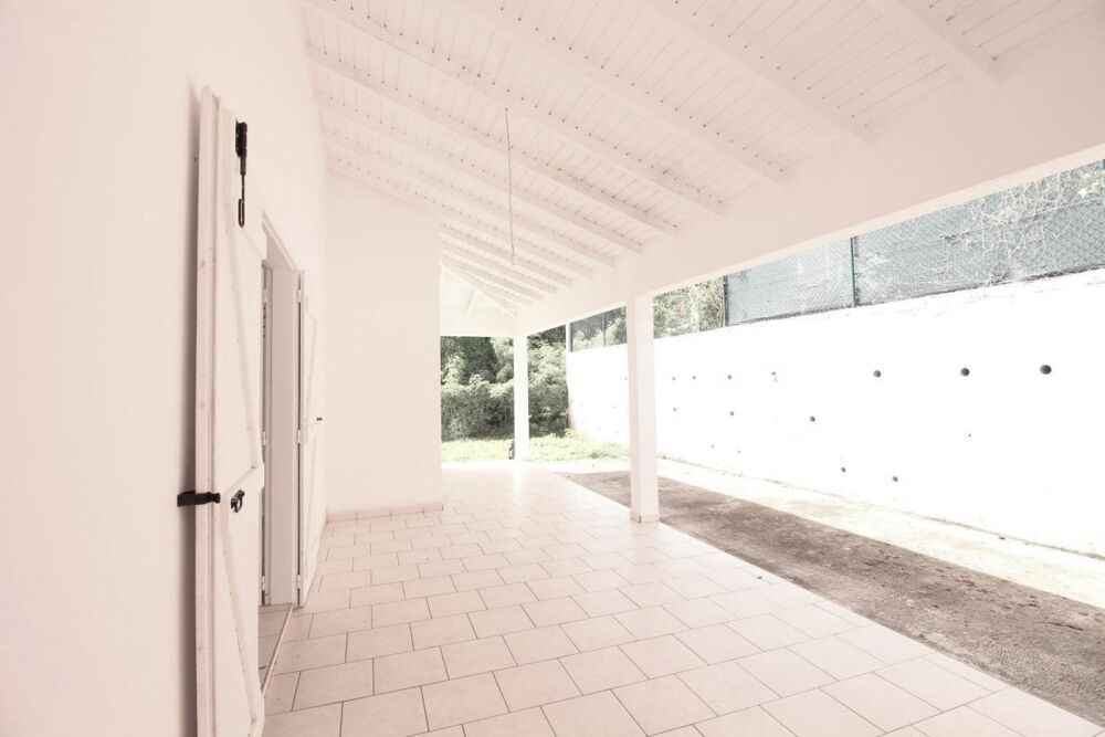 Location Appartement Spacieux T4 proche Lycée commerces transports plage Sainte-anne