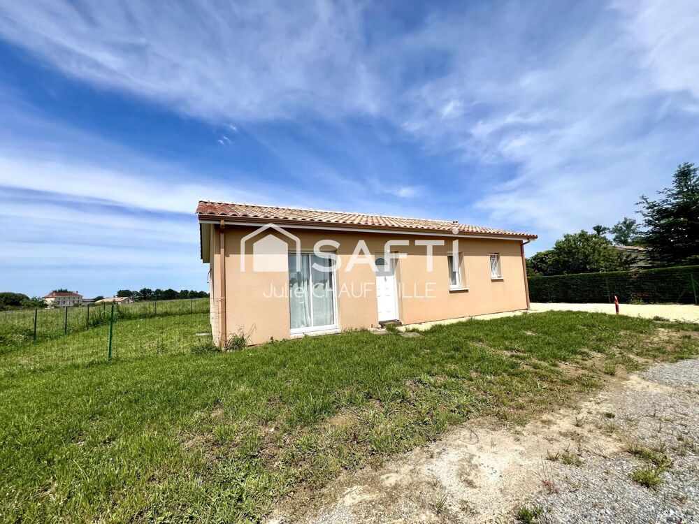 Maison neuve dans un village de campagne