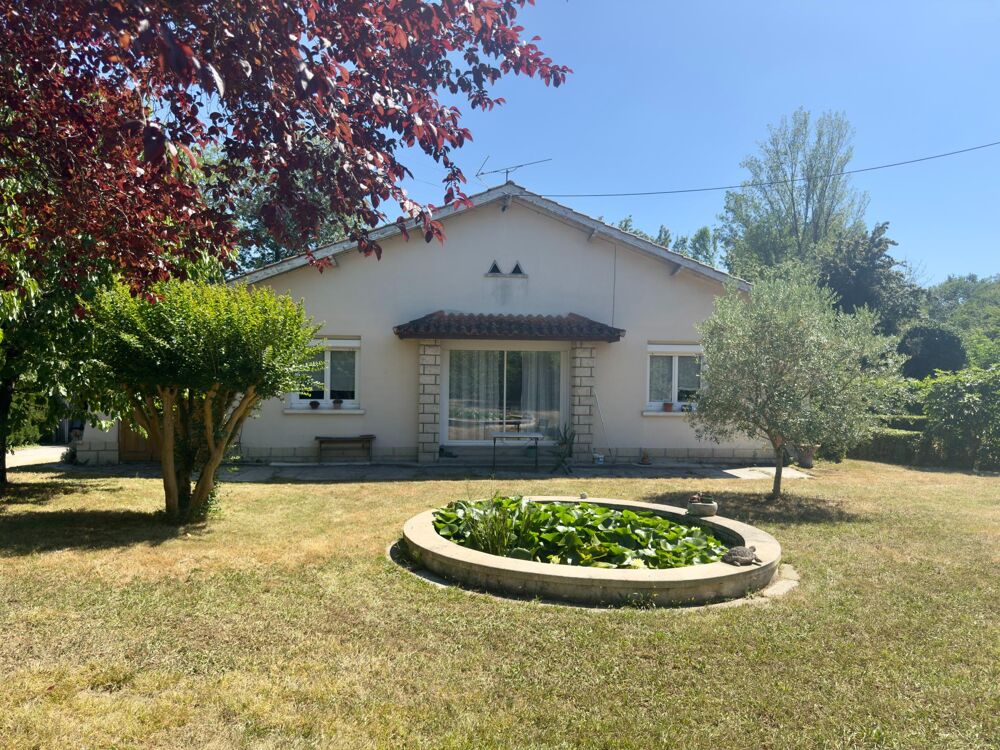 Maison rénovée avec charmant jardin arboré