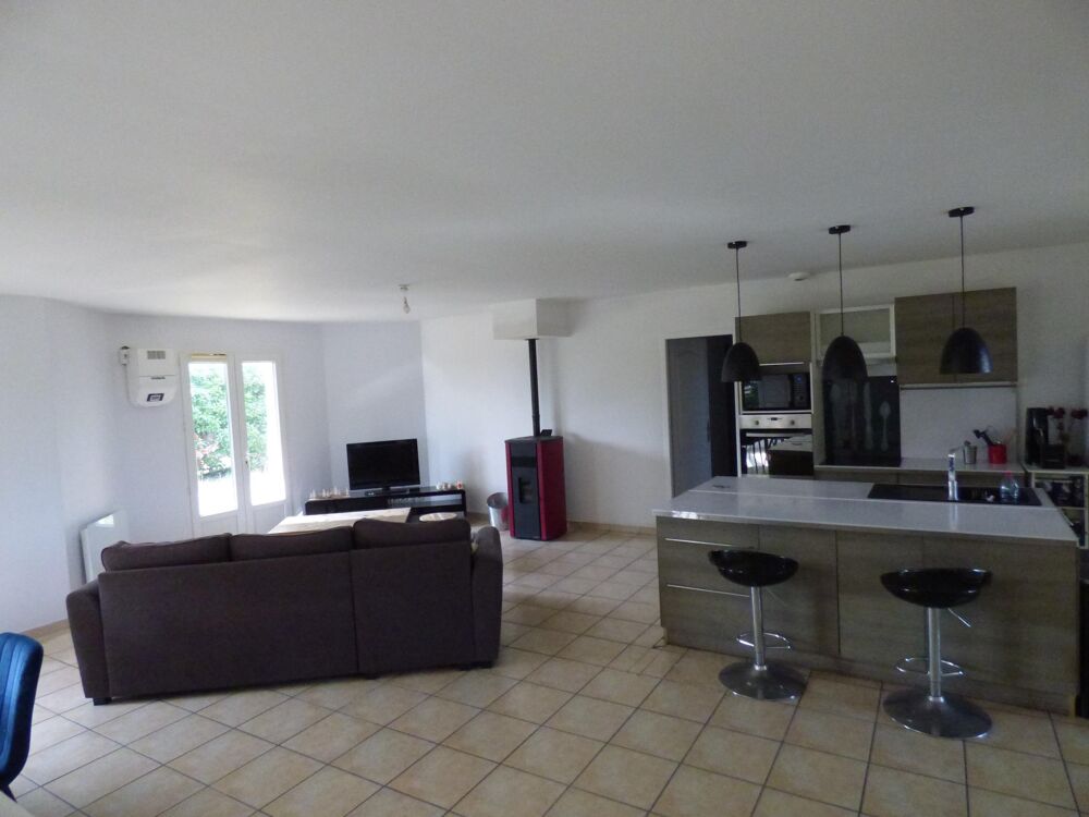 Villa plain pied au calme, bon état, cuisine aménagée/salon de 50 m², 4 chambres, bureau, terrain de 2040 m²