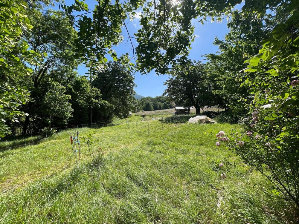 Authentique ferme bio avec eau de source sur 1,3 hectare