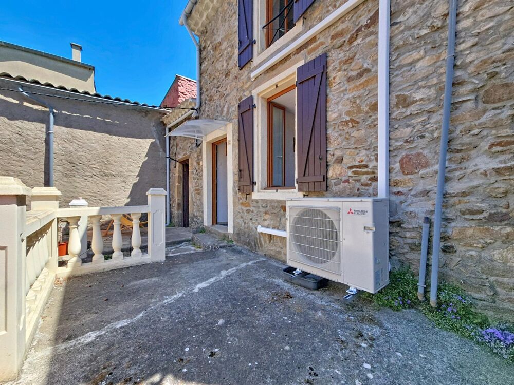 Une maison en pierres pleine de charme, avec terrasse, dépendance et caves voûtées au coeur du village de Camplong.