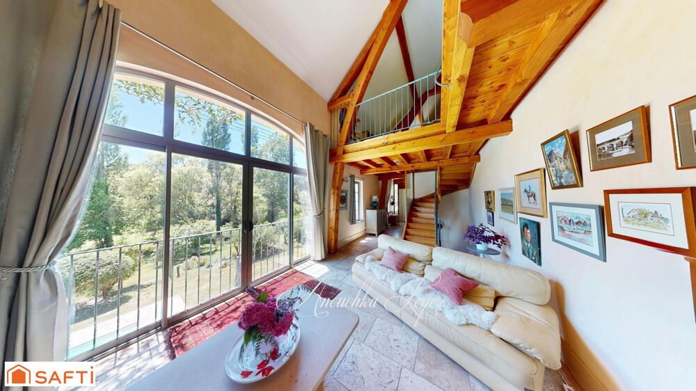 Propriété d'architecte d'exception avec lac privé