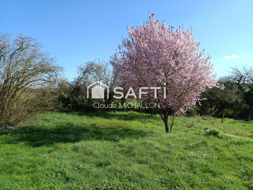 Maison de caractère à rénover  120 m² habitables sur 3 500 m² de terrain  44660 ROUGE