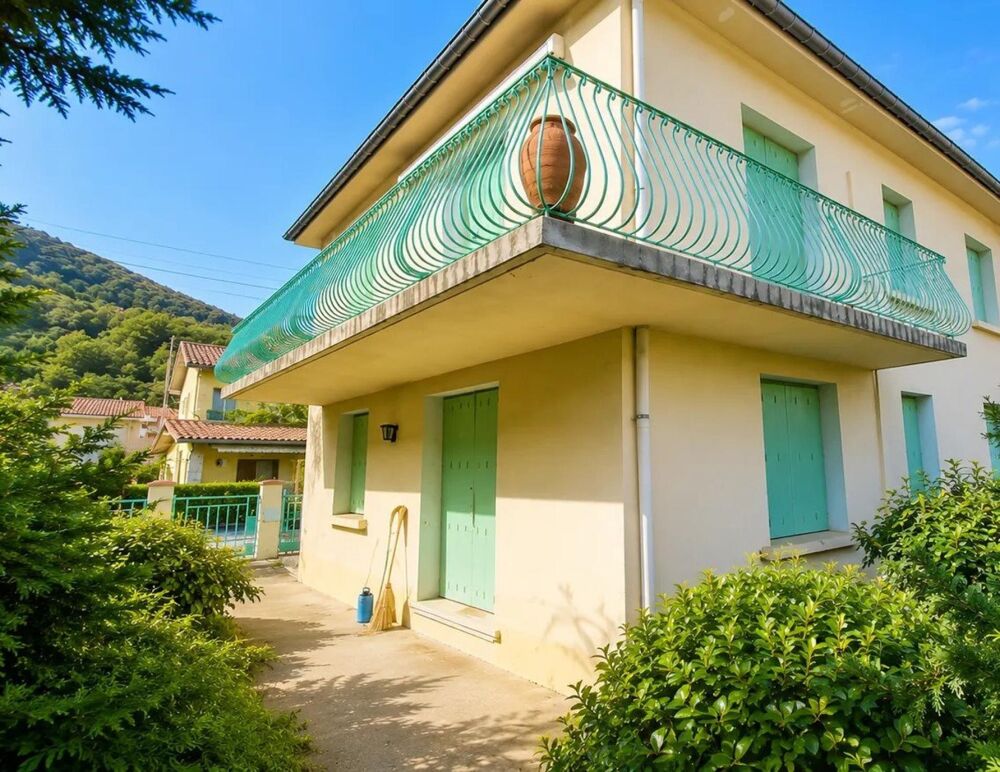 Maison de ville avec 2 appartements et 3 garages avec jardin