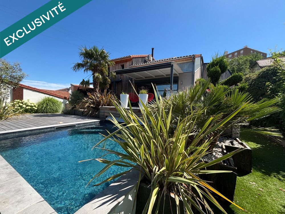 Maison d'architecte T6, 220m2, piscine et 4 stationnements dont 2 garages.