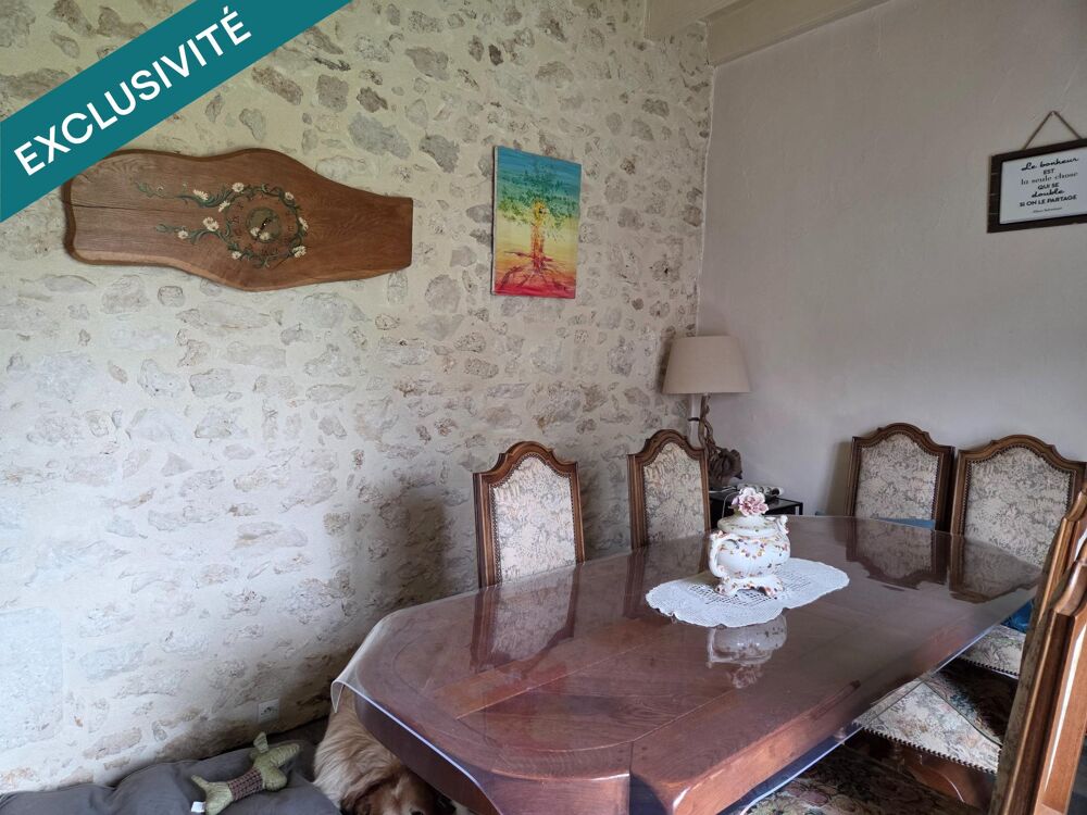 Maison d'habitation de 150 m² élevée partie sur cave, comprenant en rez-de-chaussée une entrée, un sas desservant un salon, une