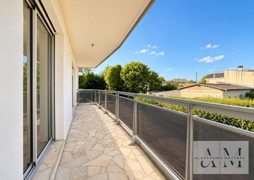 T2 AU CALME AVEC TERRASSE DE 14 M²  BEAU POTENTIEL DOUVERTURE/ CELLEIR ET PARKING