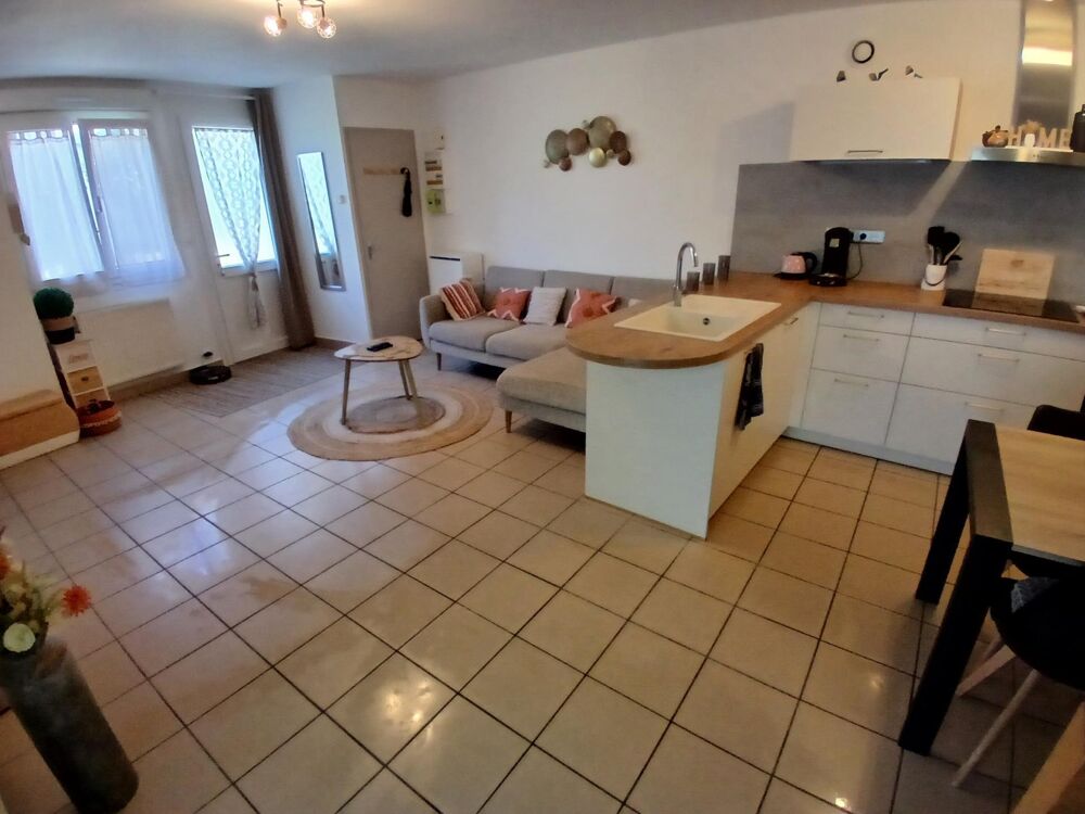 Bien mitoyen sur 2 niveaux avec jardin