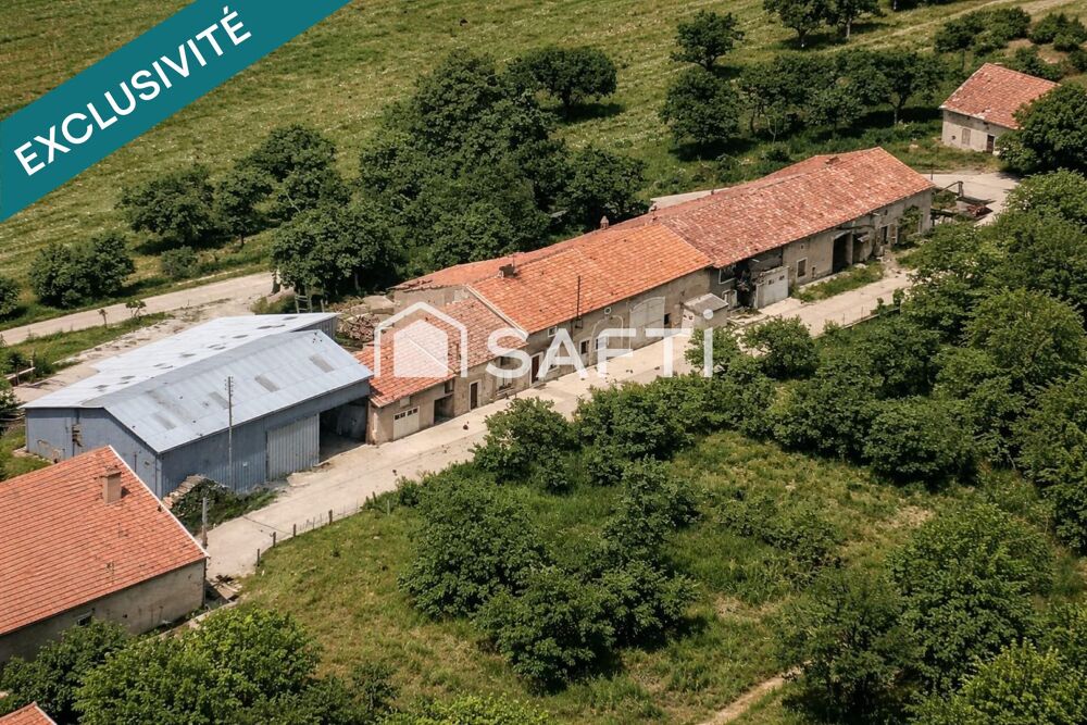 Ferme à rénover avec garage, hangar, et terrain.