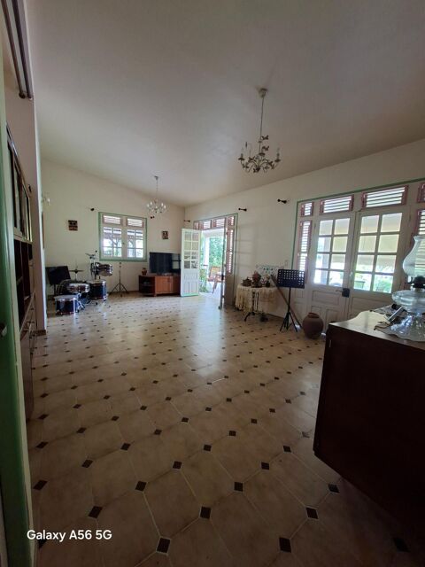 Local professionnel atypique avec terrasse et jardin 850 97232 Le lamentin