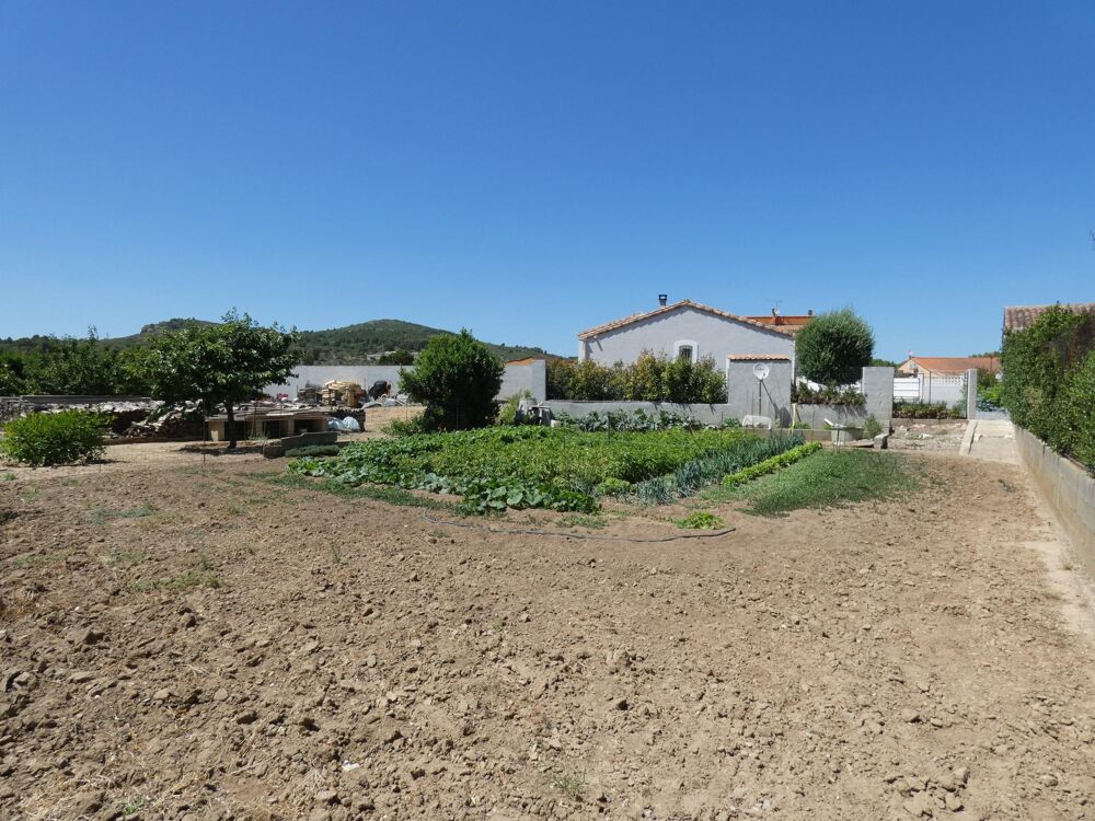 Vente Maison Villa traditionnelle de plain pied de 140m² avec 4 chambres sur terrain paysagé avec piscine, grand garage et car port Narbonne