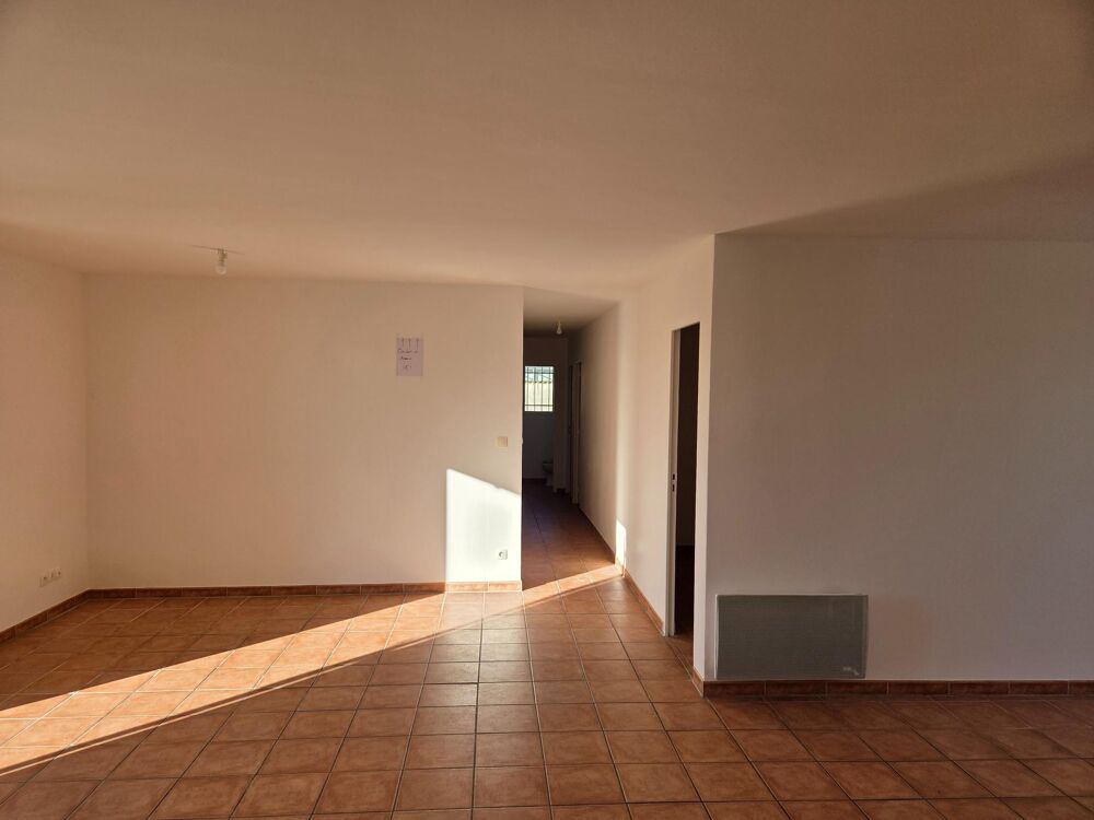 Vente Maison Pavillon indépendant T5 de 109 m², très bon état, sur un terrain clôturé de 562 m² situé à Gensac, proche commerces, école Gensac