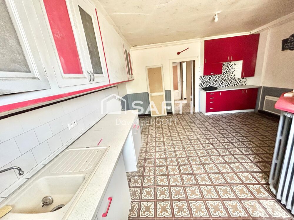 Maison ancienne à rénover avec dépendances et beau potentiel d'aménagement