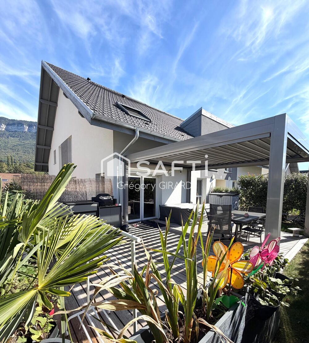 Belle appartement  PIÈCES en duplex avec grande terrasse place de parking couverte et garage fermé.