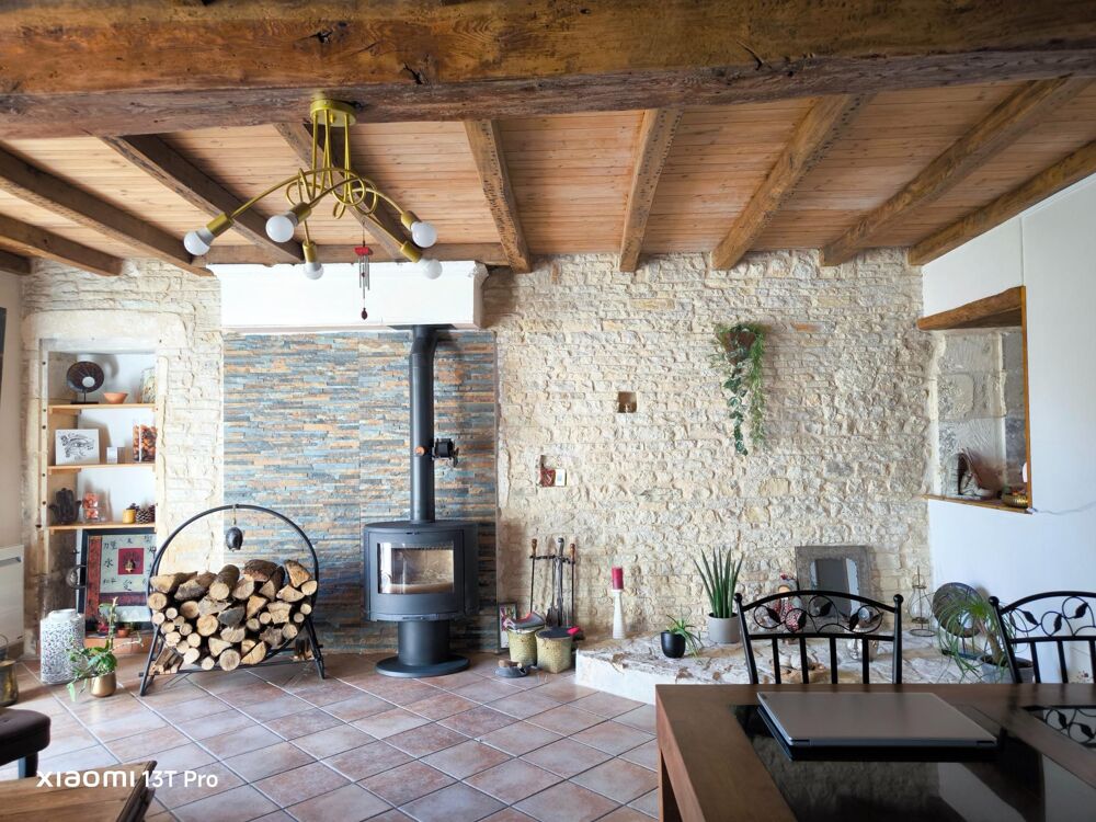 Maison de village en pierre  Charme, authenticité et volumes