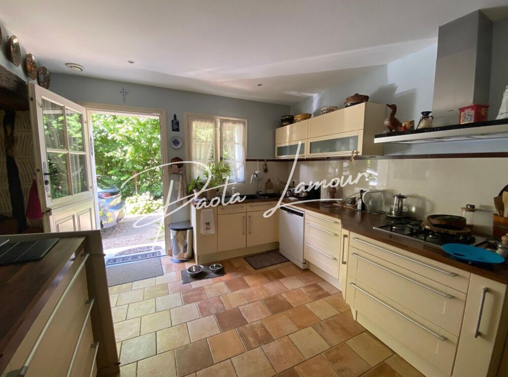 Belle propriété sur 1.34 ha, bordée par un ruisseau