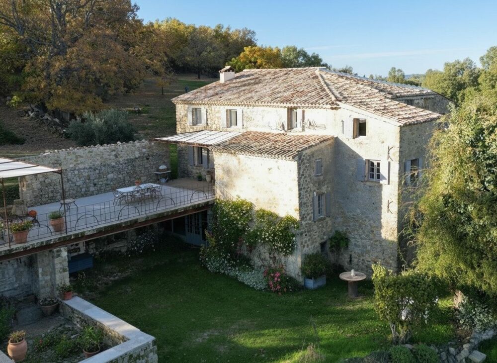 Domaine  Ancienne ferme en pierre rénovée avec soin et pensé pour le confort du quotidien. L'installation moderne est assuré p