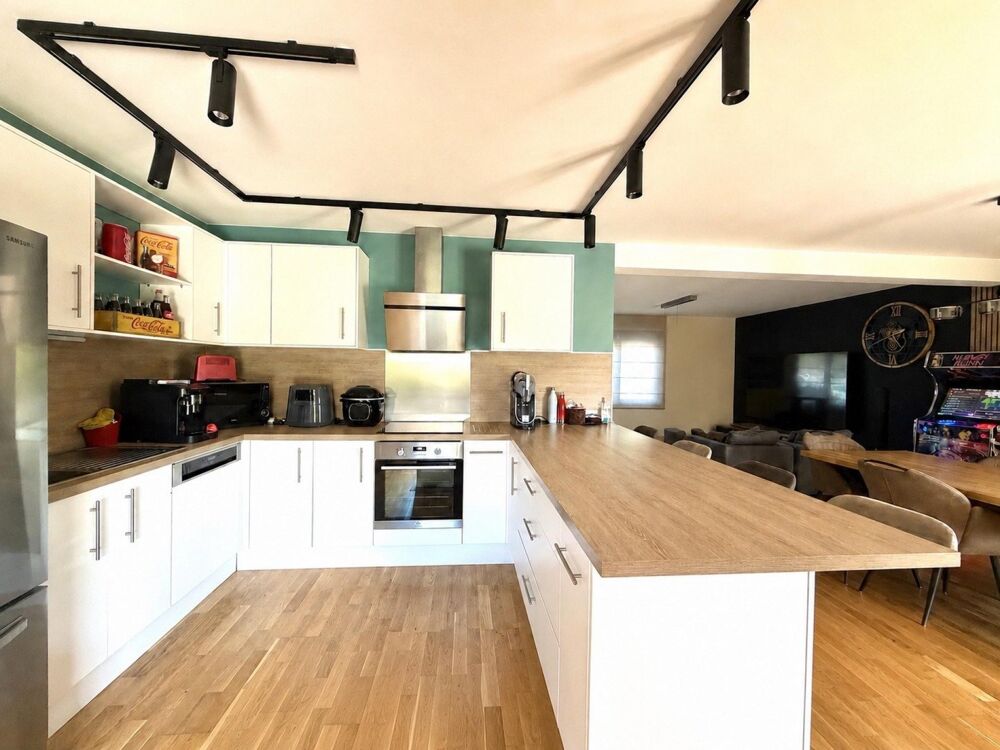 Maison de 109m², 4 chambres, garage et jardin.