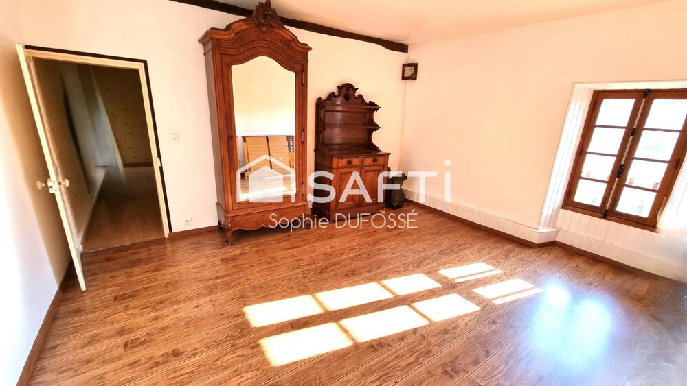 Beau potentiel pour cette maison en pierre de 127 m² à rénover avec deux granges sur un terrain clos de 705 m²