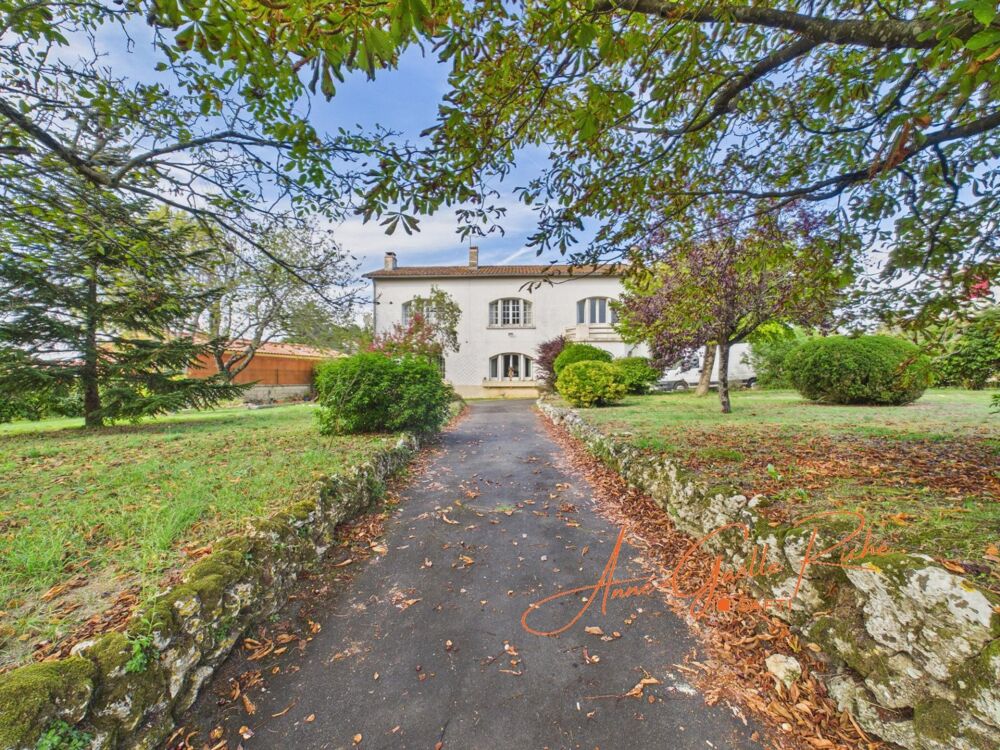 Vente Maison Maison de caractère, 7 chambres, jardin arboré et dépendances Saint-savinien
