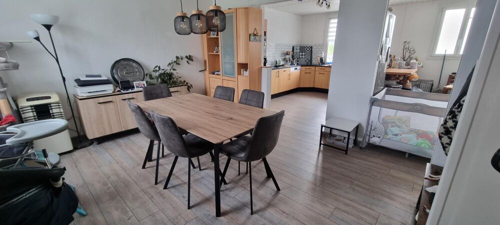 Maison de 88 m² sur un terrain de 910 m², comprenant 5 pièces dont 3 chambres.